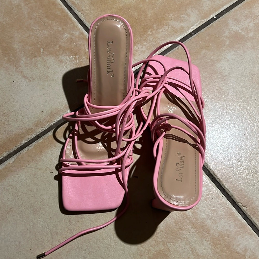 Pink heels for women,brand love mark.Z:71/2.